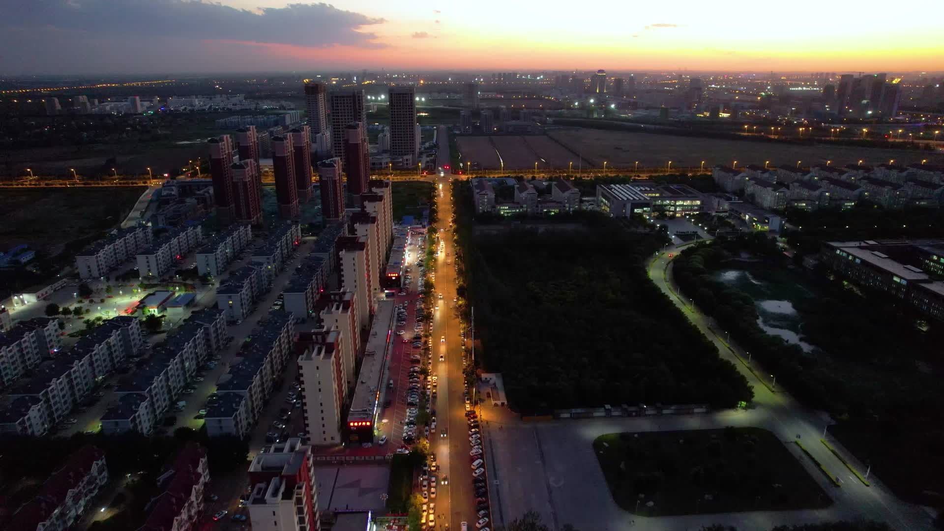 4k城市郊区工地傍晚航拍视频的预览图