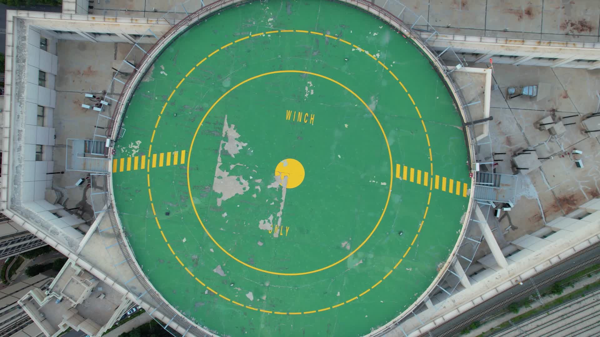 4k城市建筑楼顶直升机停机坪航拍视频的预览图