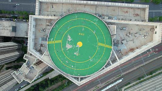 4k城市建筑楼顶直升机停机坪航拍视频的预览图