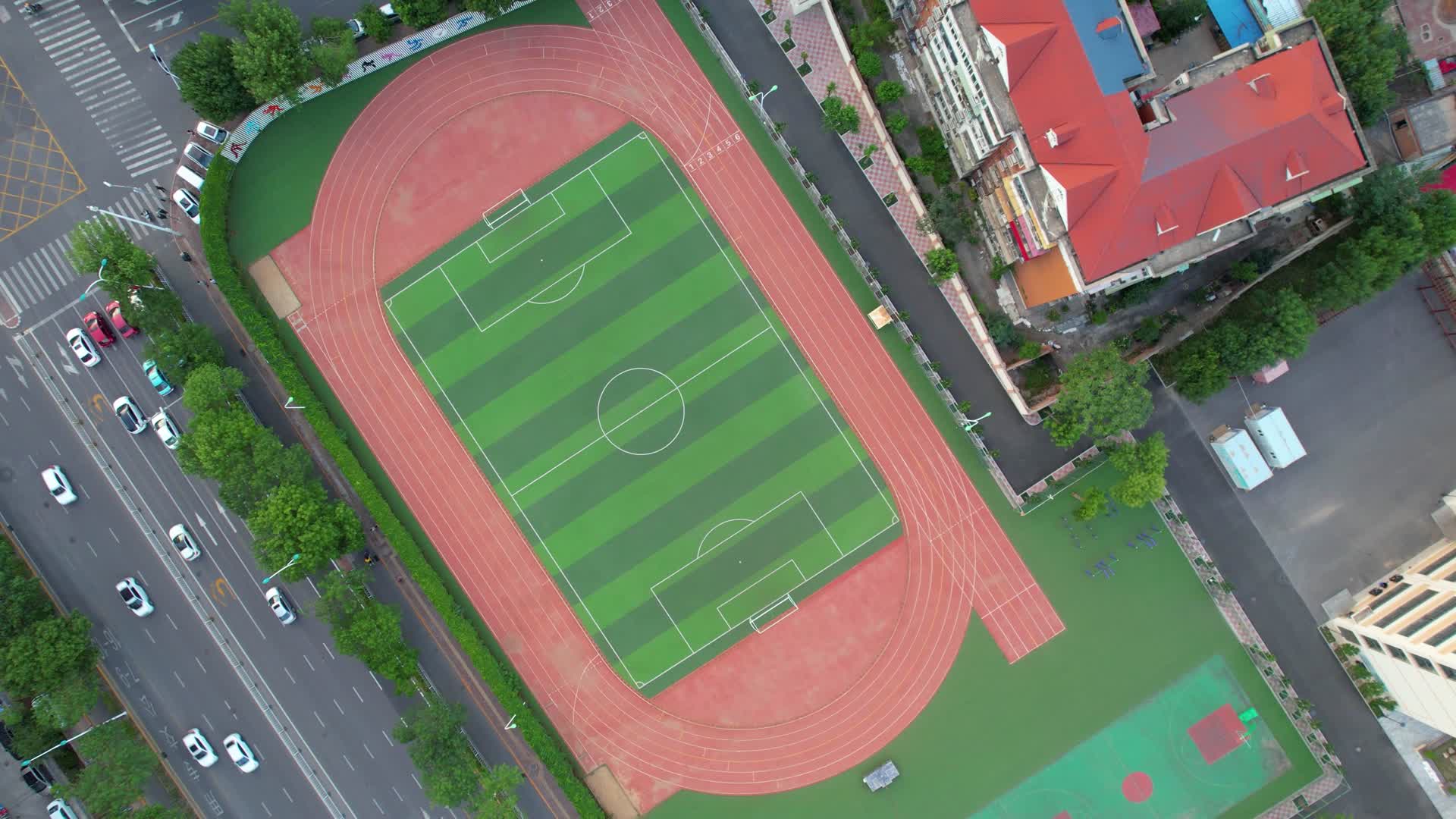 4k城市航拍足球场体育场视频的预览图