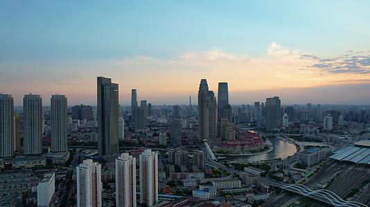 天津傍晚天空城市建筑高楼4k航拍视频的预览图