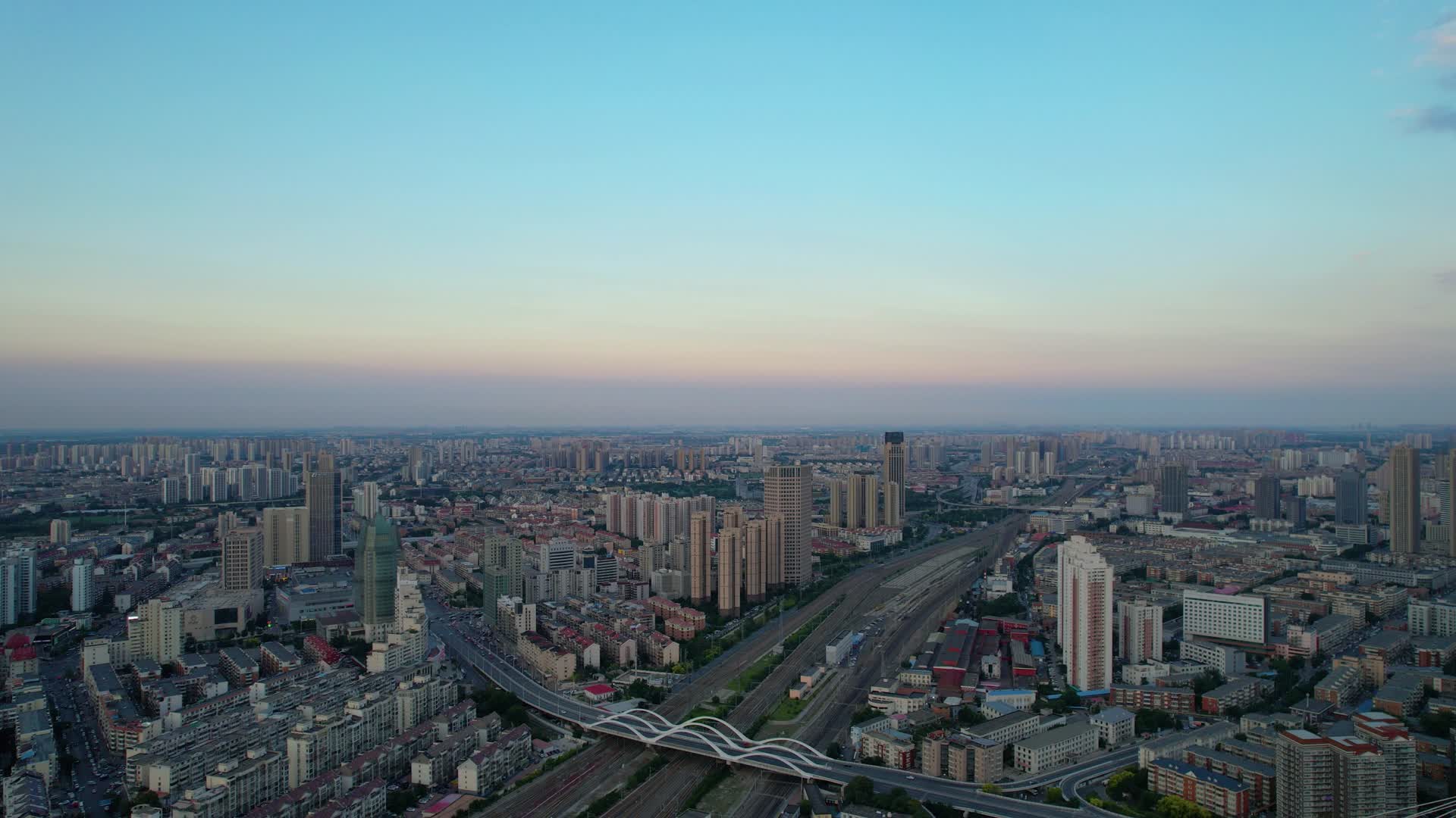 天津傍晚天空城市建筑高楼航拍视频的预览图