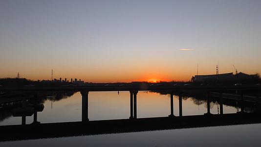 4k大桥日出延时早晨车流清晨太阳从大桥升起视频的预览图