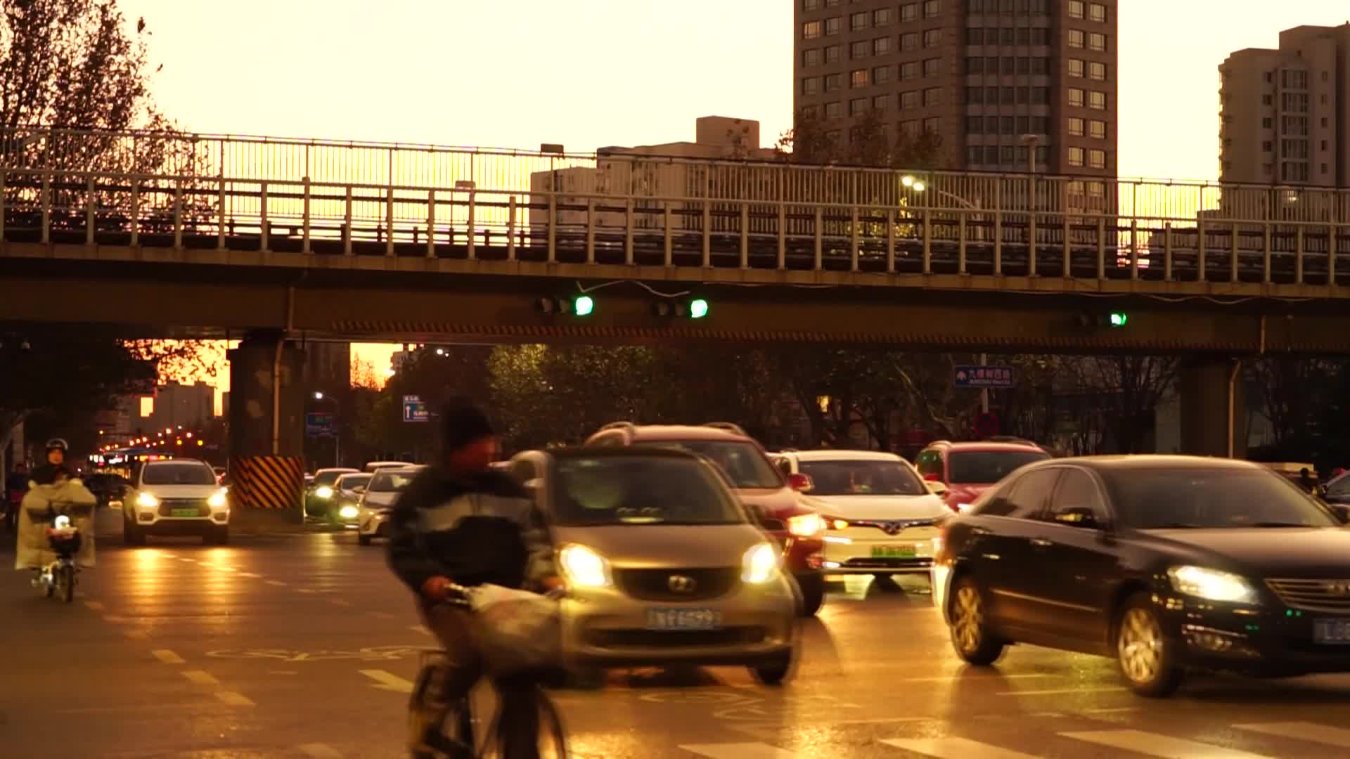 城市夜景北京夜晚街景夜晚车辆行驶下班路上视频的预览图