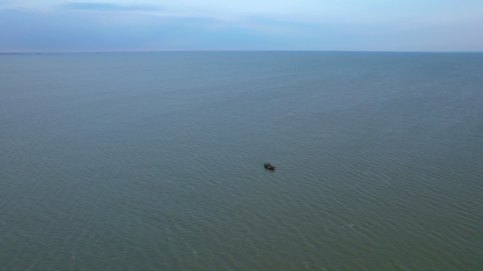 航拍海面上的船只渔船视频的预览图