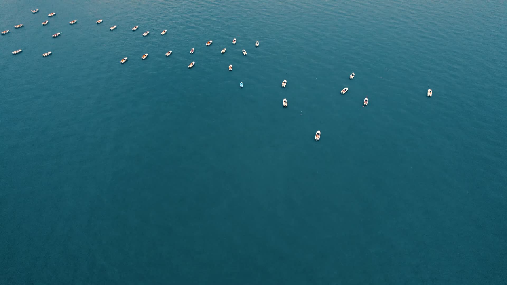 航拍海面上的船只快艇视频的预览图