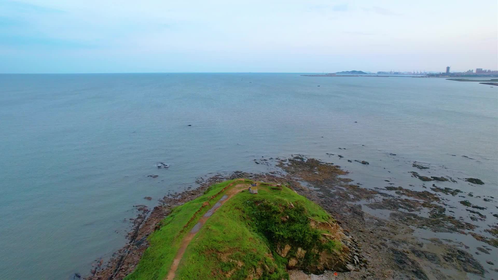 航拍海边小型岛屿视频的预览图