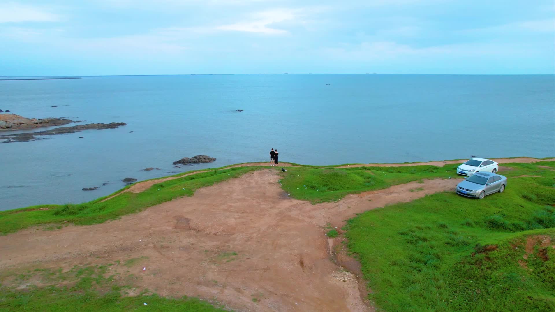 海边情侣人物旅行航拍视频的预览图
