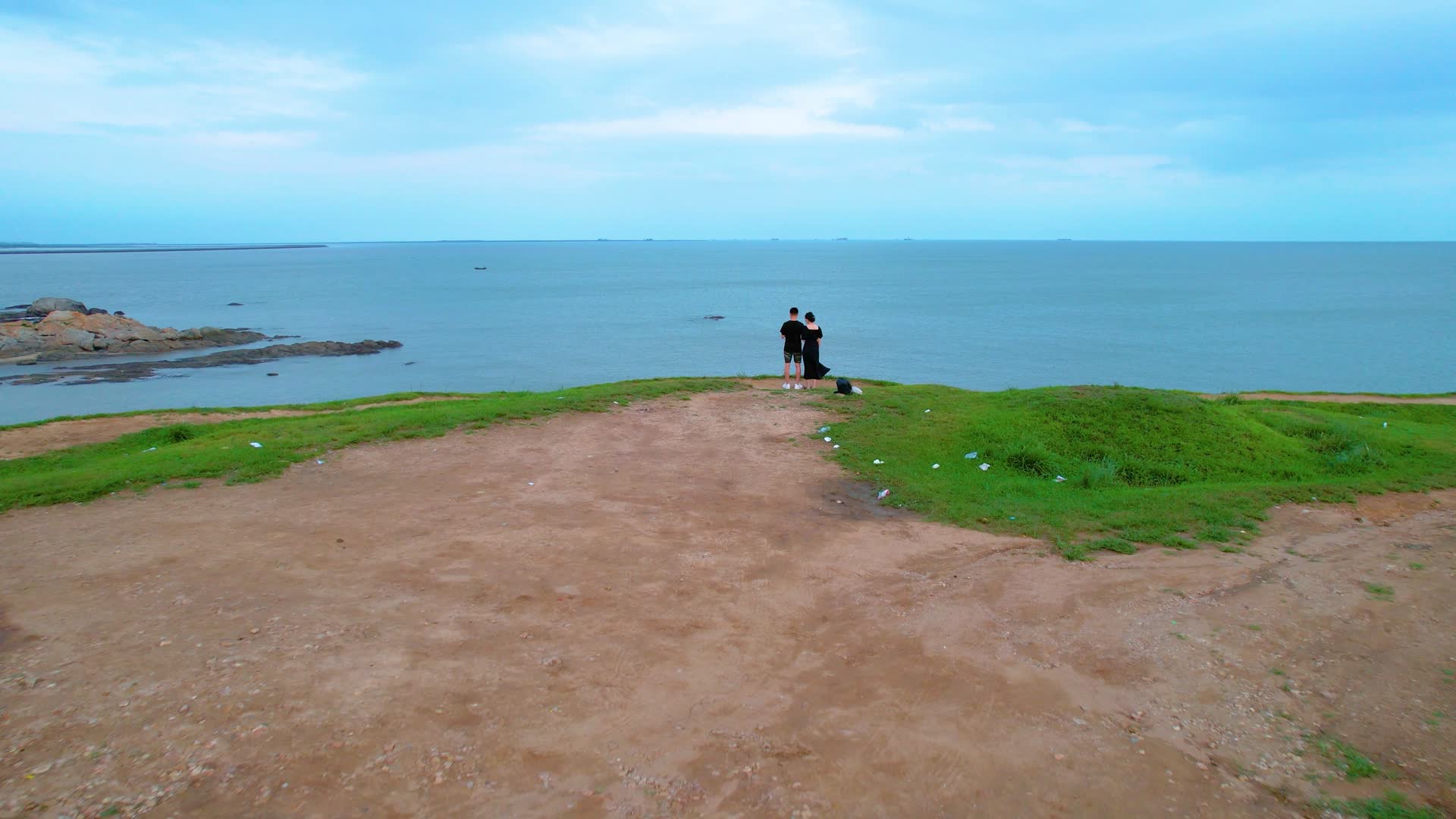 海边情侣人物旅行航拍视频的预览图