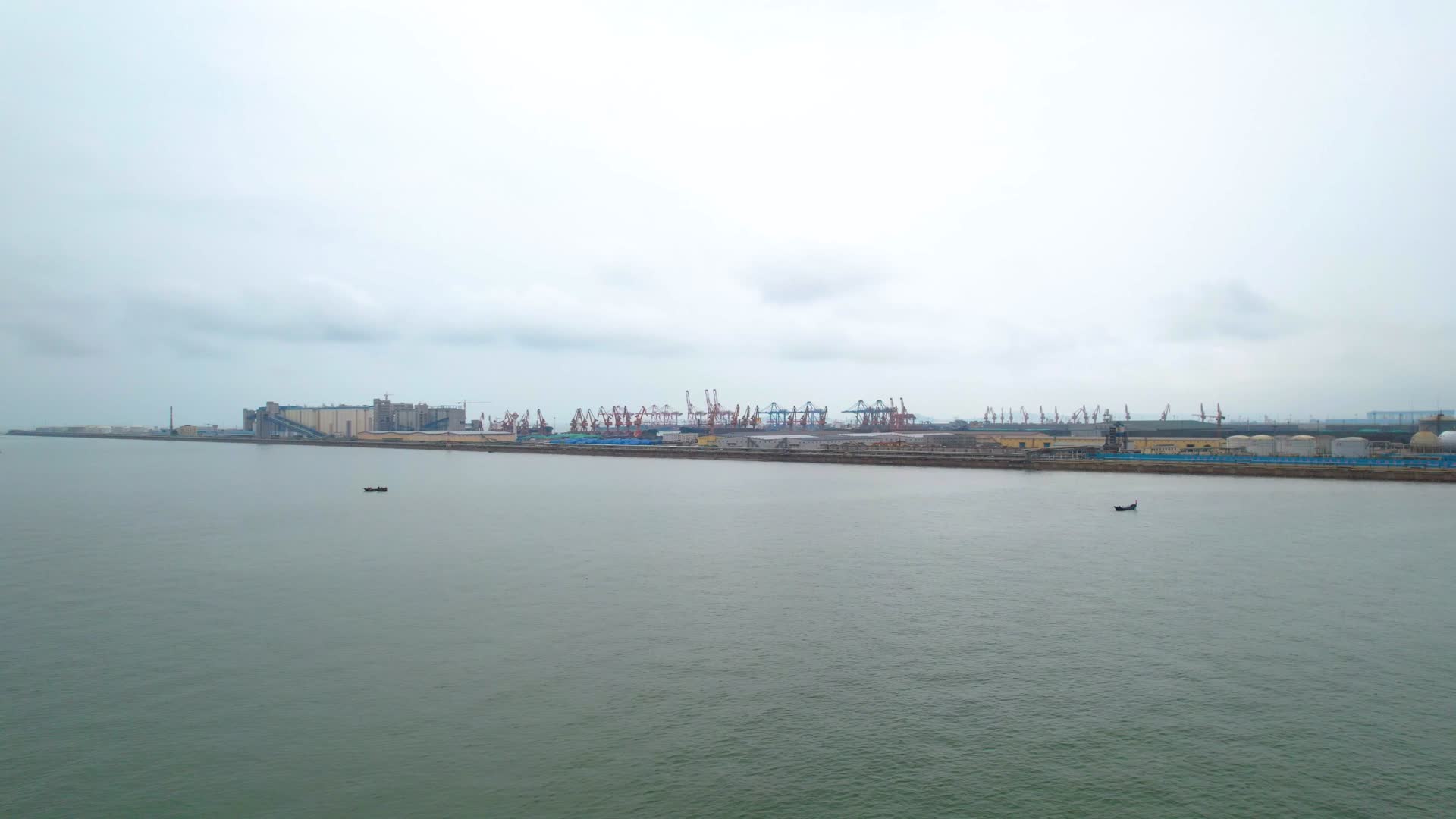 中国辽宁锦州笔架山海边工地厂房航拍视频的预览图