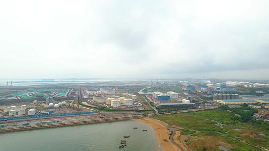 中国辽宁锦州笔架山海边工地厂房4k航拍视频的预览图