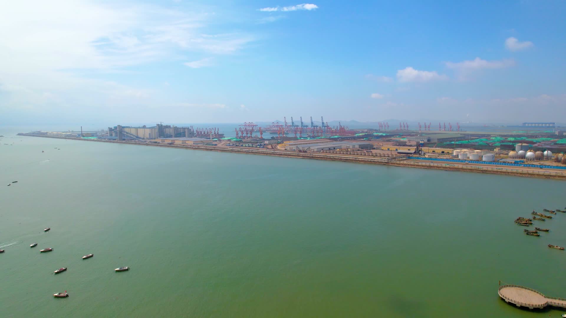 中国辽宁锦州笔架山海边工地厂房航拍视频的预览图