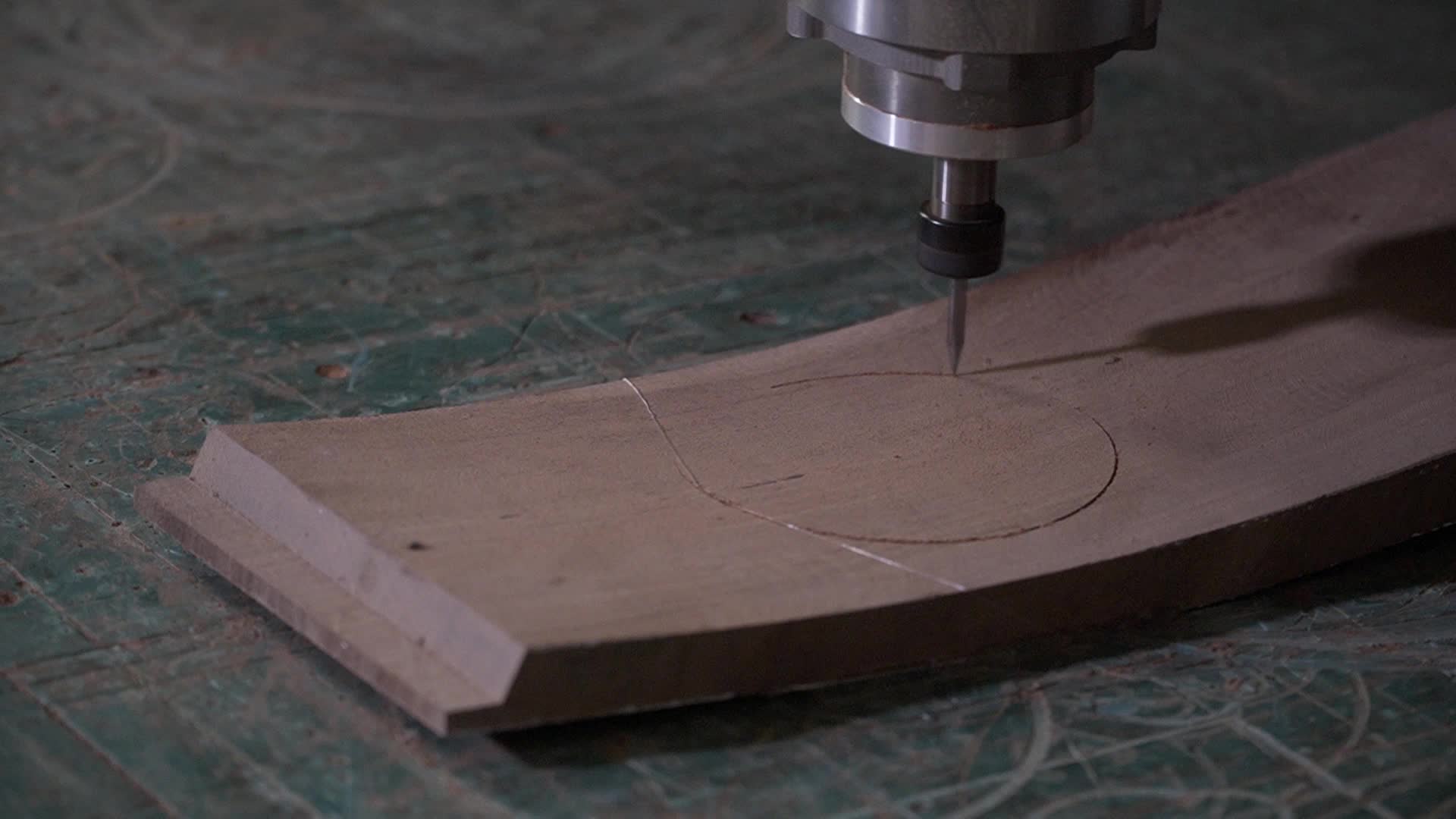 工厂机器雕刻木雕视频的预览图