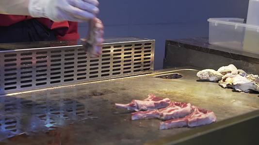 煎羊排新鲜肉美食西餐厅视频的预览图