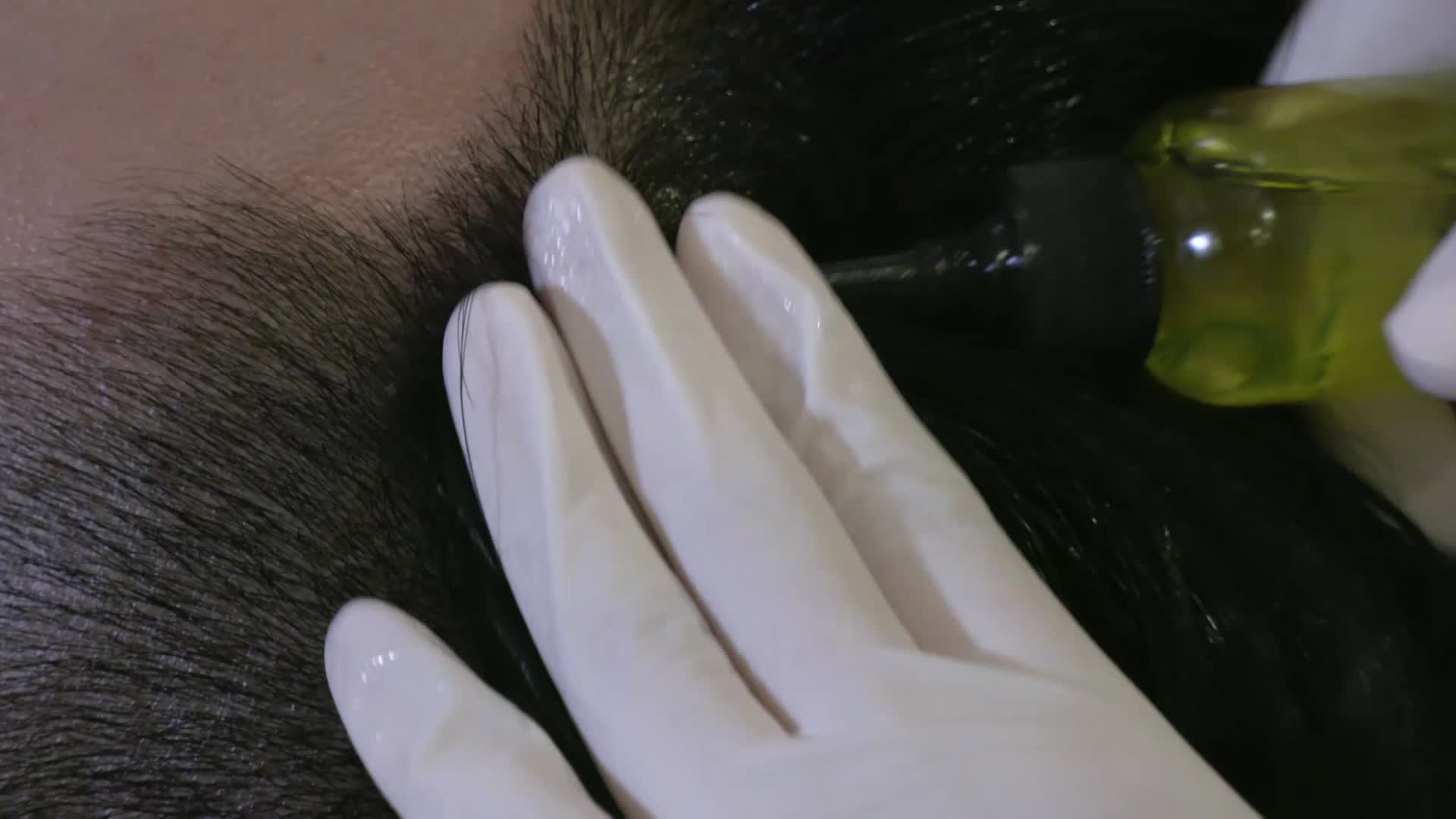 男生护理头发视频的预览图