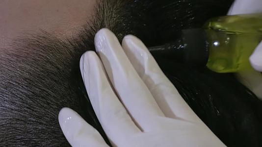 男生护理头发视频的预览图