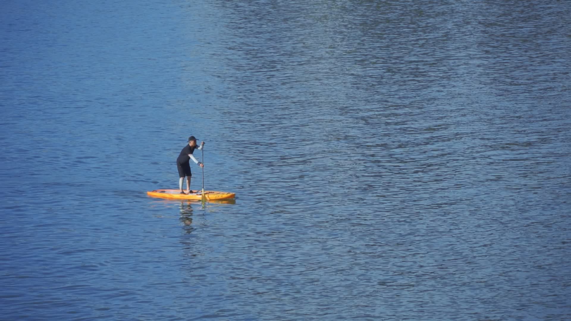 江上独自划船的人视频的预览图