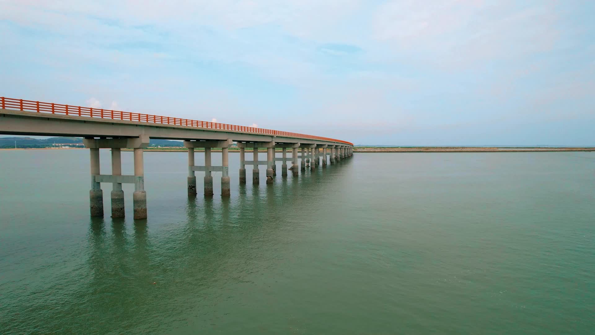 中国辽宁锦州白沙湾人工岛跨海特大桥航拍视频的预览图