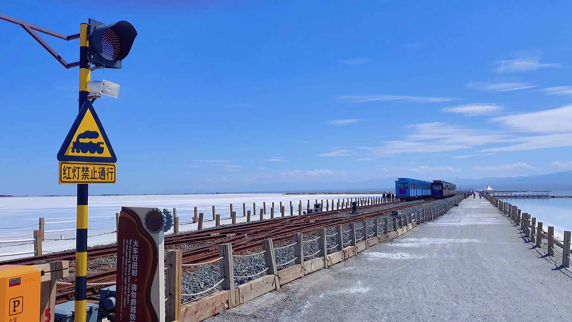 4K原声茶卡盐湖小火车视频的预览图