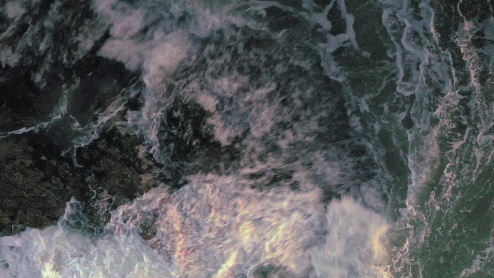 大海海浪波浪海水浪花海面波浪滔天海浪慢镜头海波浪海洋大海冲浪航拍大海航拍惠州盐洲岛海滩黑排角4k视频的预览图