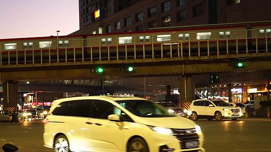 城市街道夜北京夜景来往车辆夜晚走路高峰期视频的预览图
