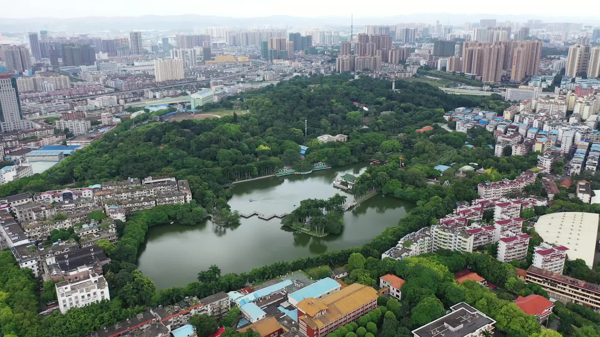 南宁人民公园九曲桥白龙湖视频的预览图