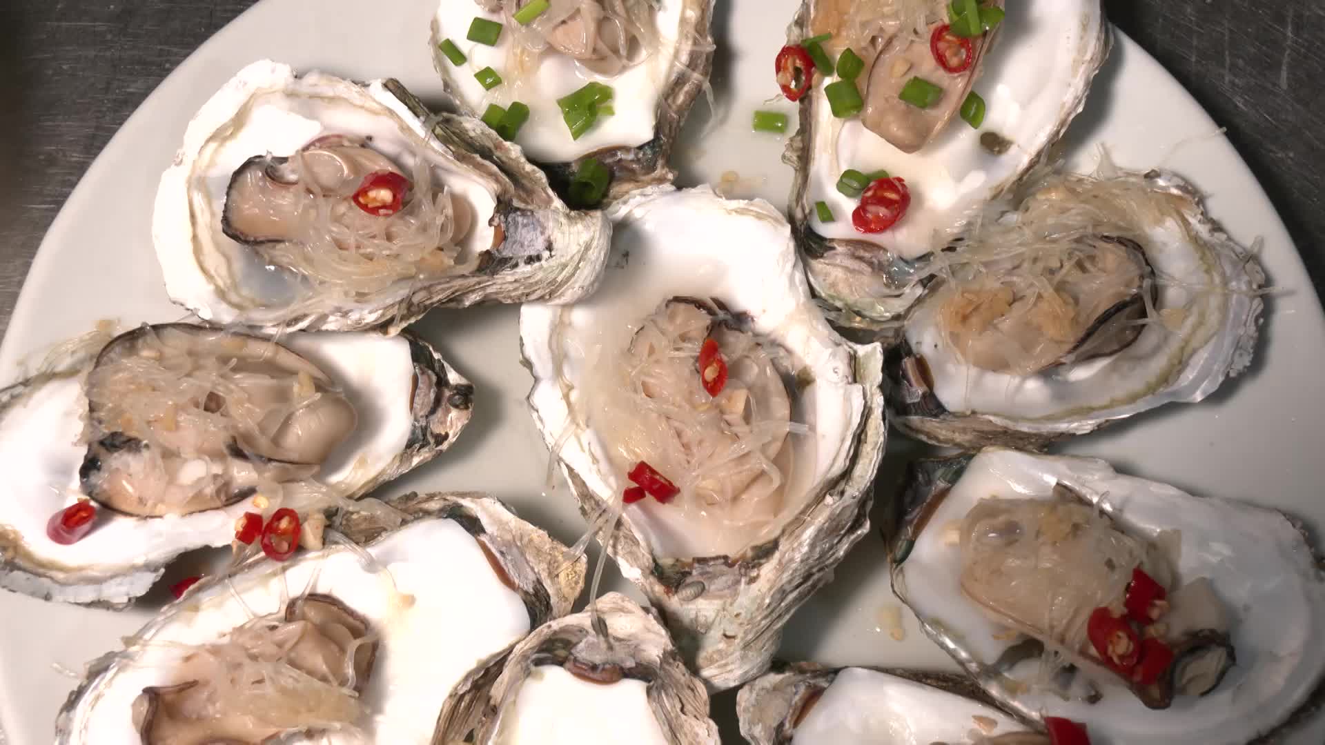 海鲜大排档生蚝美食视频的预览图
