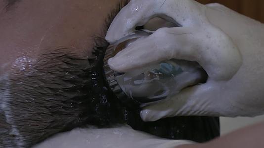 男生护理头发洗头发洗头护发视频的预览图