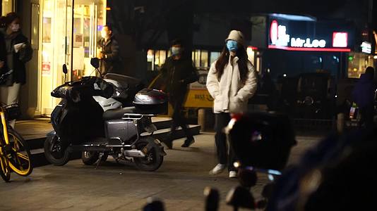 北京傍晚来往车辆快递小哥回家下班高峰期视频的预览图