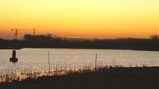 河边日出大运河清晨太阳升起金光闪闪的水面视频的预览图