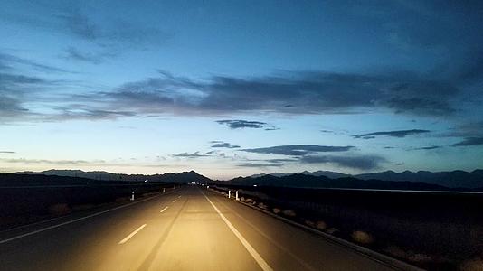 新疆傍晚车窗外的风景视频的预览图