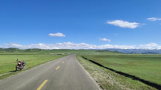 新疆巴音布鲁克车窗外的风景视频的预览图