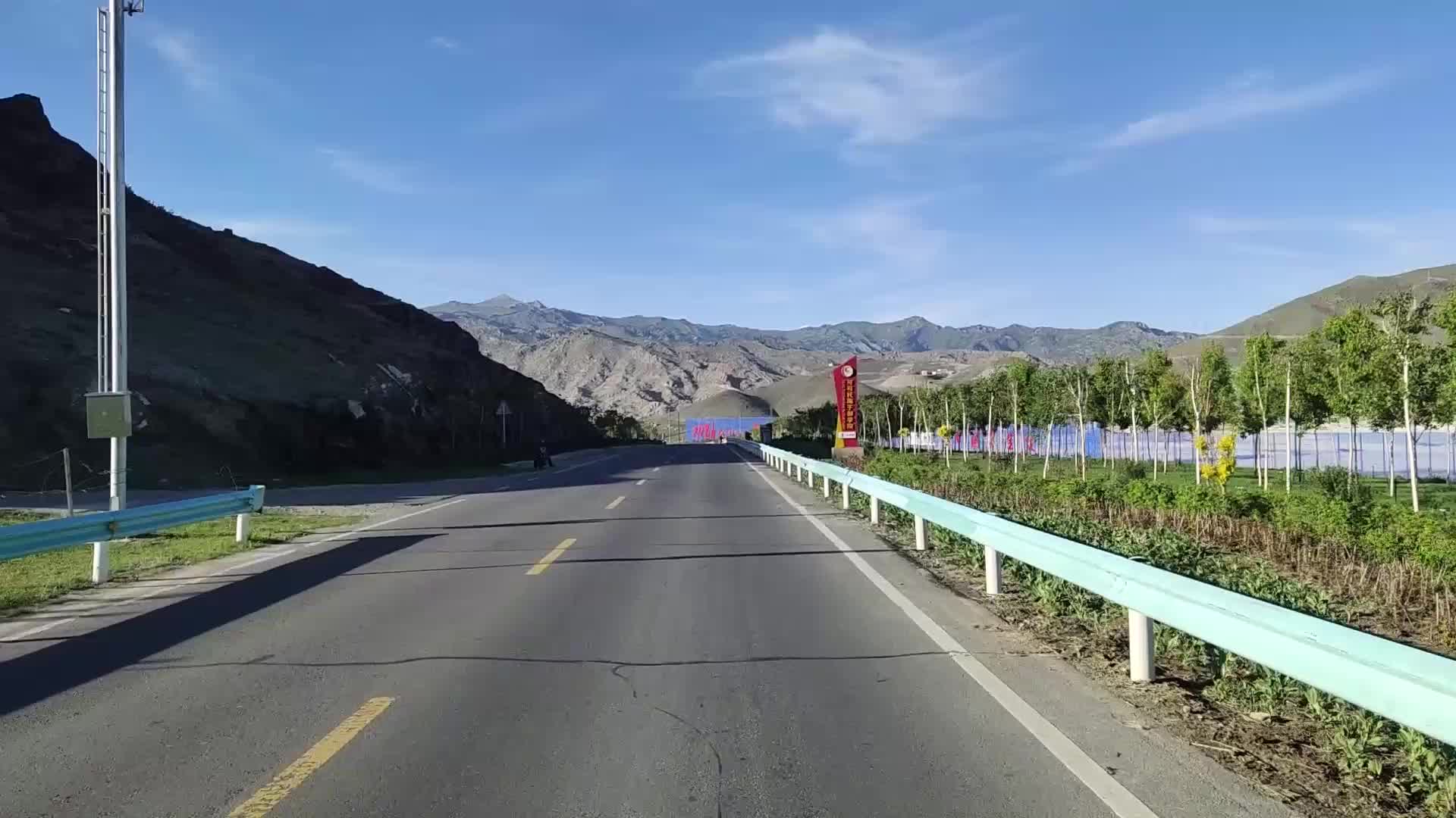 新疆车窗外的风景视频的预览图