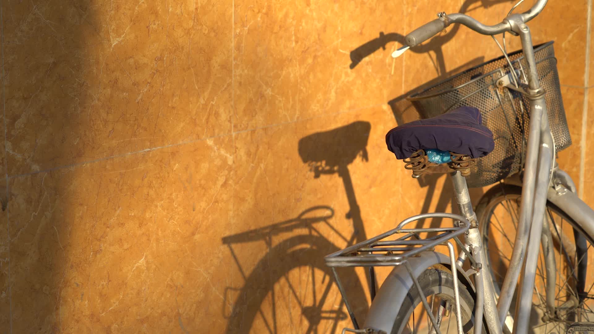 老城区晚霞下的自行车视频的预览图