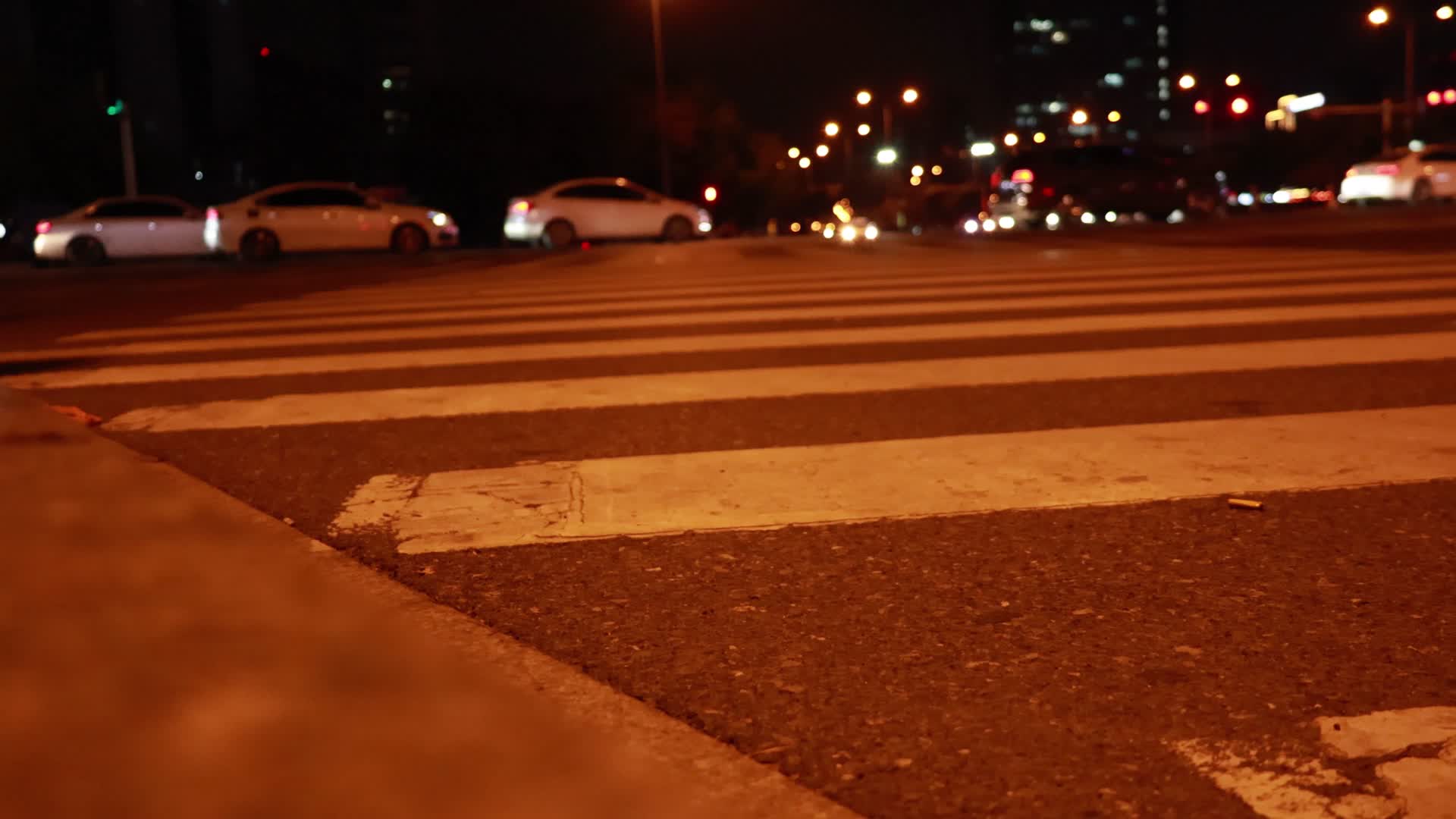实拍夜景公路斑马线视频的预览图