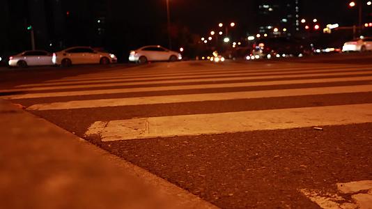实拍夜景公路斑马线视频的预览图