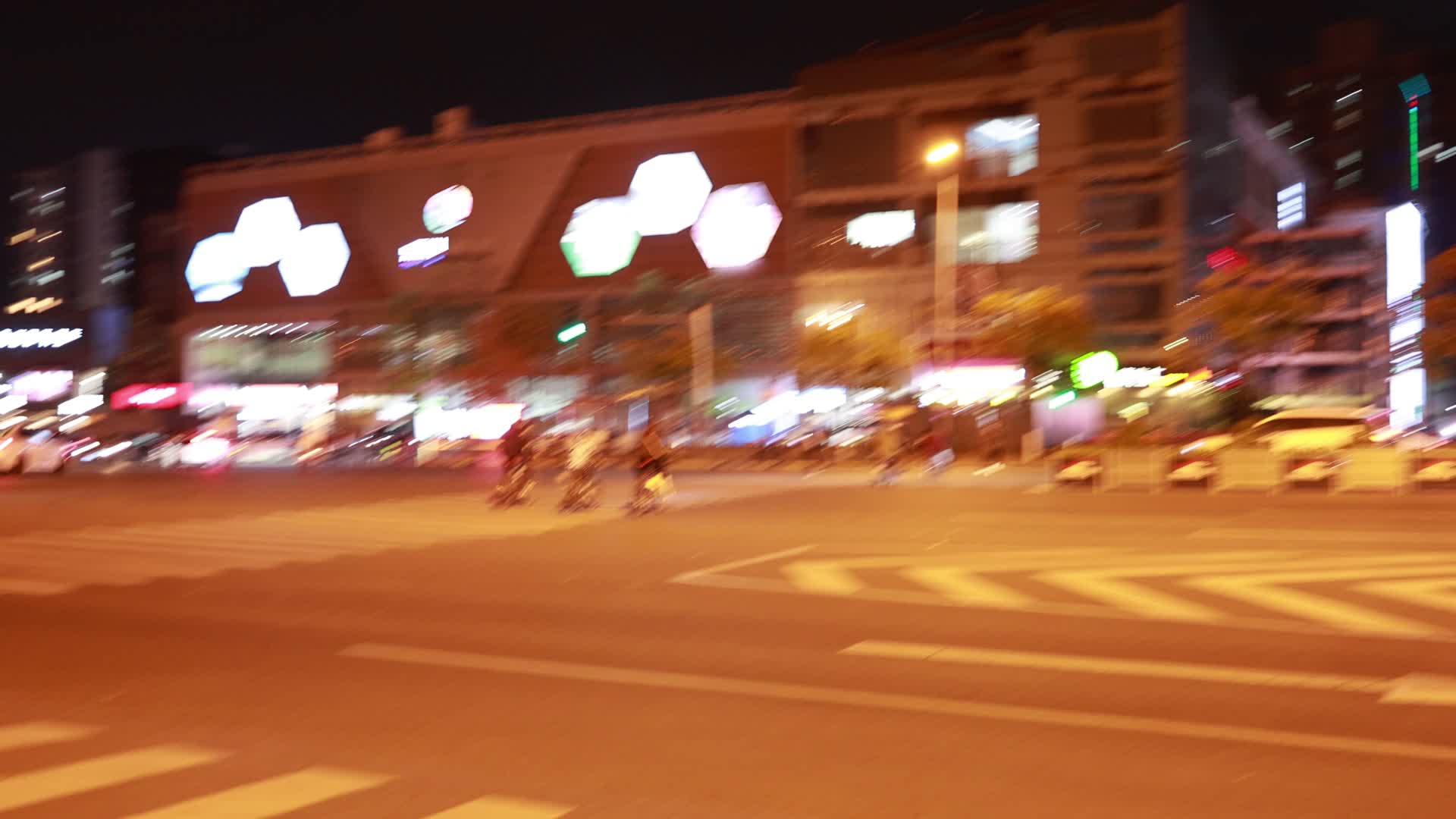 实拍夜晚街景车流视频的预览图