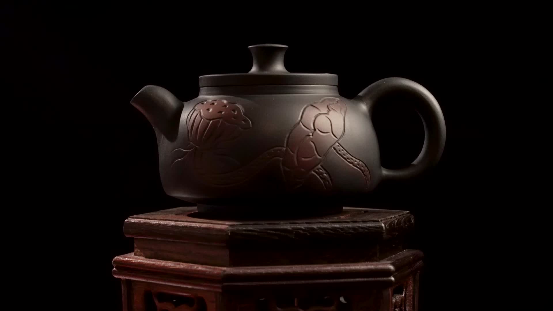 建水紫陶壶手工雕花6视频的预览图