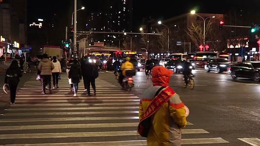 城市夜景北京傍晚来往车辆回家下班高峰期视频的预览图
