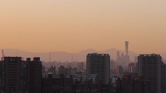 城市落日北京落日傍晚落日余晖夕阳红视频的预览图