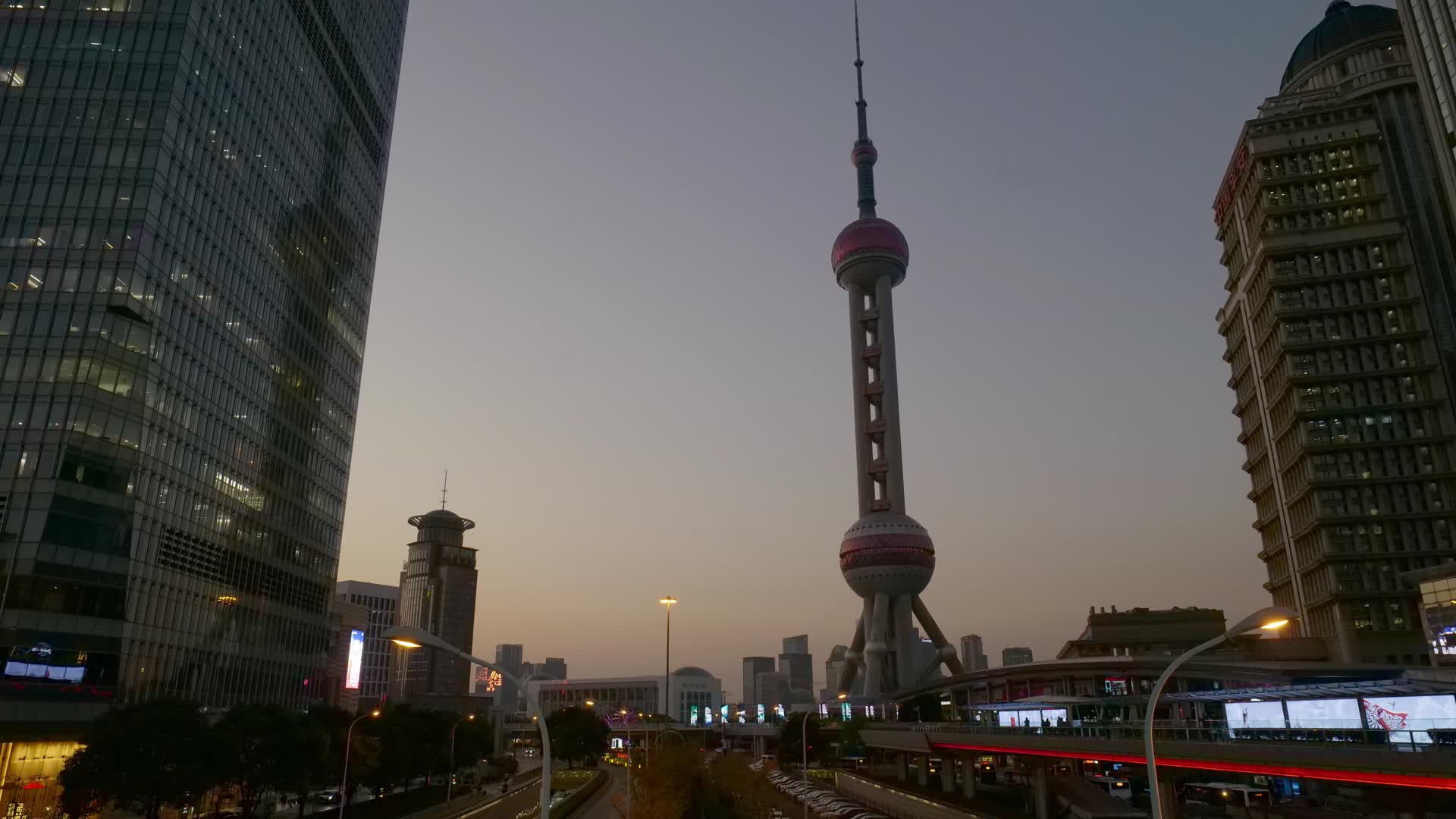 上海东方明珠亮灯视频的预览图