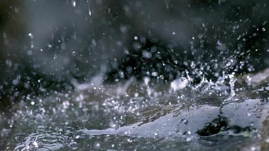 下雨雨滴打击石头地面视频的预览图