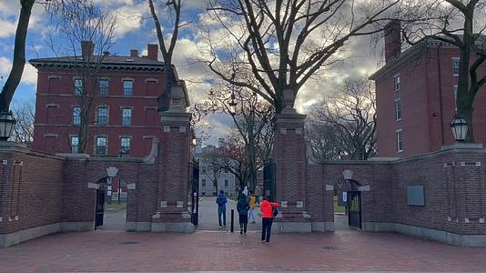 实拍波士顿冬天的哈佛大学校园校门视频的预览图