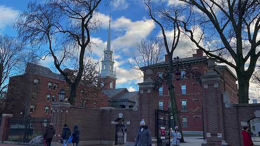 实拍波士顿冬天的哈佛大学校园大门视频的预览图