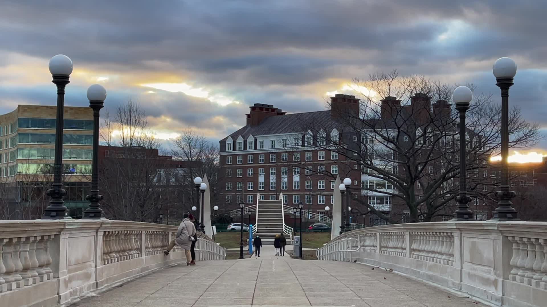 实拍波士顿冬天的哈佛大学校园查尔斯河桥视频的预览图
