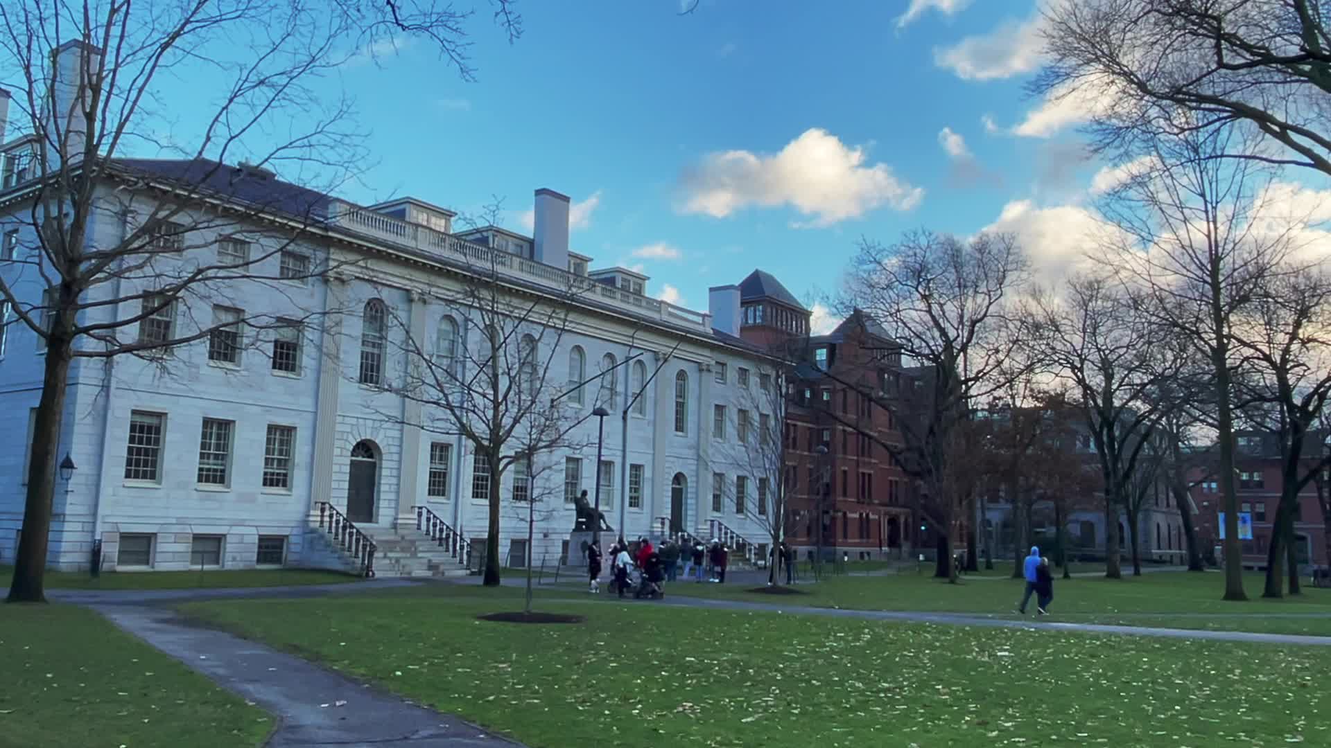 实拍波士顿冬天的哈佛大学校园视频的预览图