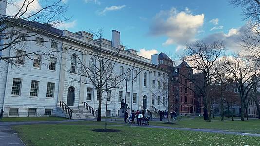 实拍波士顿冬天的哈佛大学校园视频的预览图
