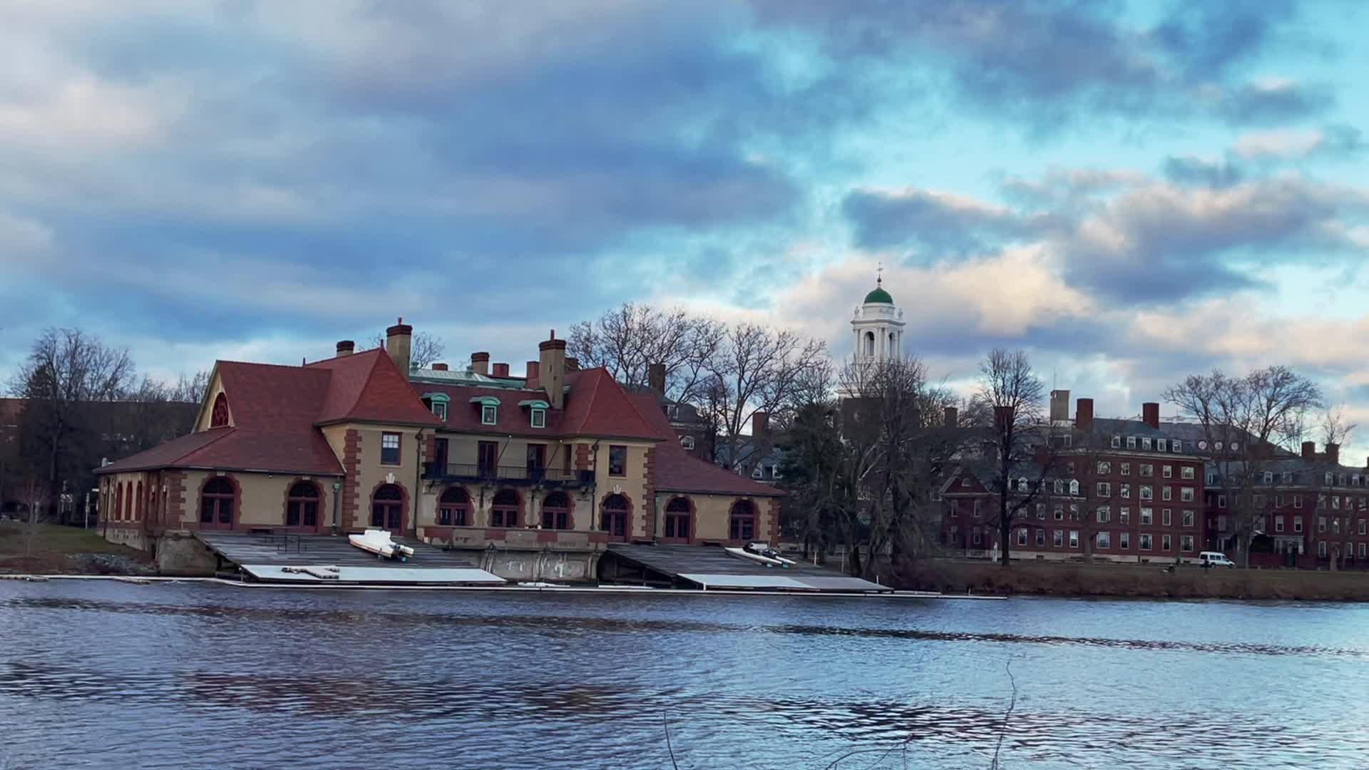 实拍波士顿冬天的哈佛大学附近的查尔斯河视频的预览图