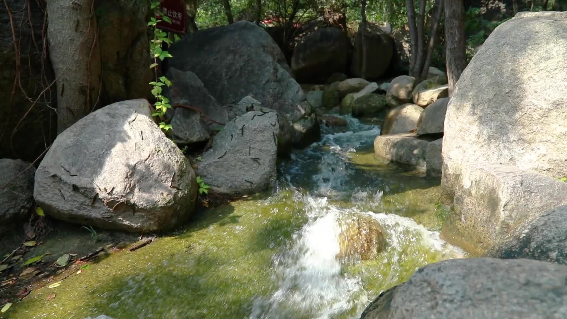 中国天津蓟县盘山风景区山上水流小溪瀑布视频的预览图