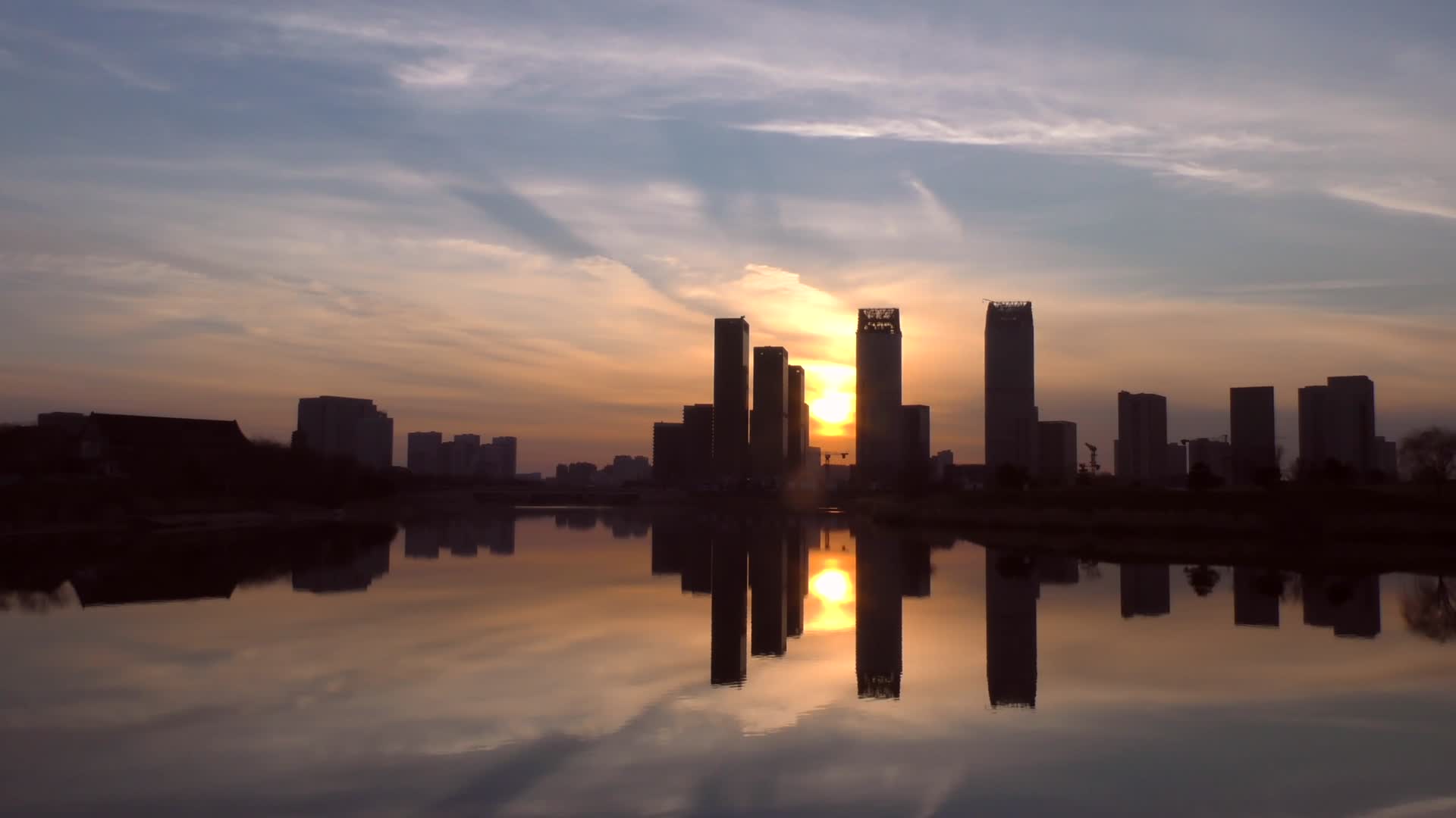 落日晚霞江边落日城市水边河边夕阳红大运河视频的预览图